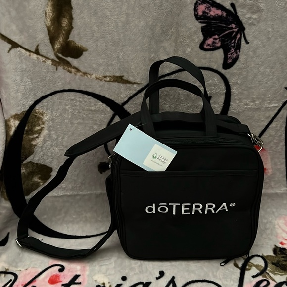 💖💖PRICE DROP💖💖NWT💜DoTERRA Essential Oil Bag by Aroma Ready💜NWT - HOLDS 36 - Picture 2 of 9